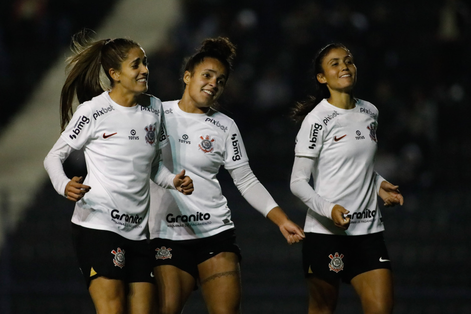 Jheniffer, Isabela e Jaqueline comemorando gol do Corinthians