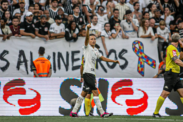 Matheus Araújo perdeu espaço no Corinthians desde a chegada de Luxemburgo