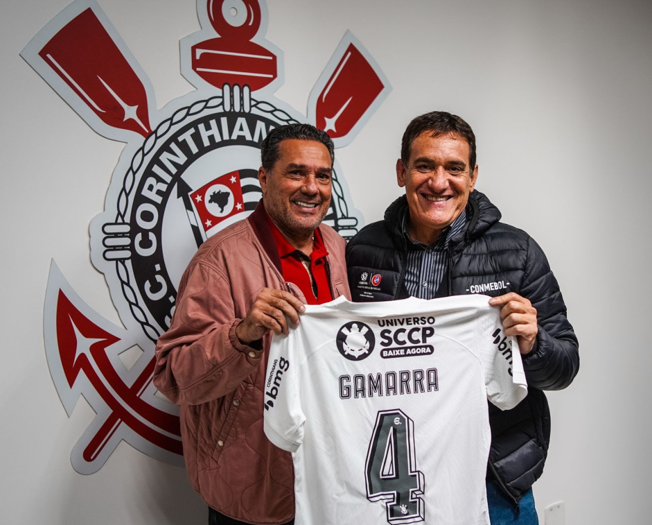 Gamarra ganhou uma camisa do Corinthians em sua visita ao CT nesta quarta-feira