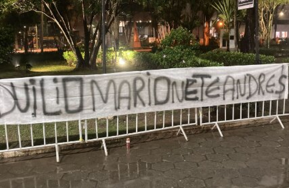 Fans hold up banners at Parque So Jorge in a new protest against the Council of Corinthians