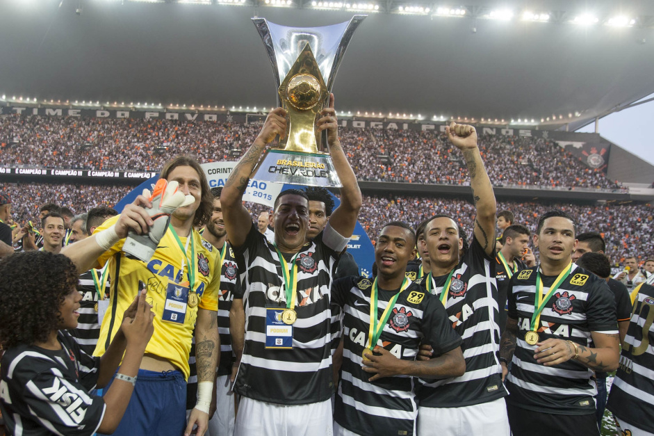 Malcom estreia pelo Brasil e faz elenco do Corinthians de 2015 chegar a 13 selecionveis