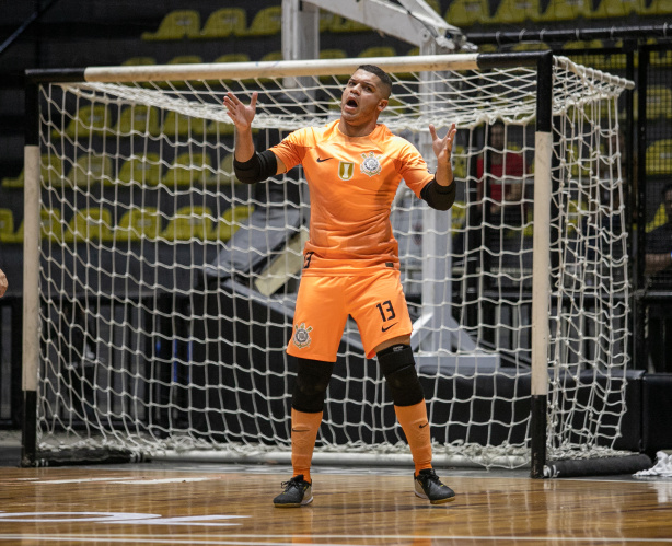 Equipe de Futsal Masculino de Bragança Paulista entra em quadra na