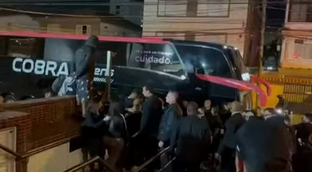 Corinthians chega em Santos com protesto de torcedores