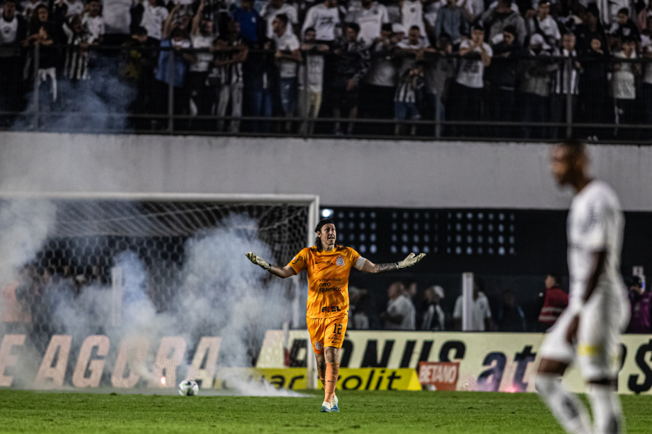 Em jogo encerrado por confusão, Corinthians vence clássico contra o Santos  pelo Brasileirão