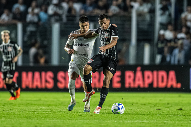 Atacante é eleito o craque do Corinthians na Vila Belmiro; árbitra