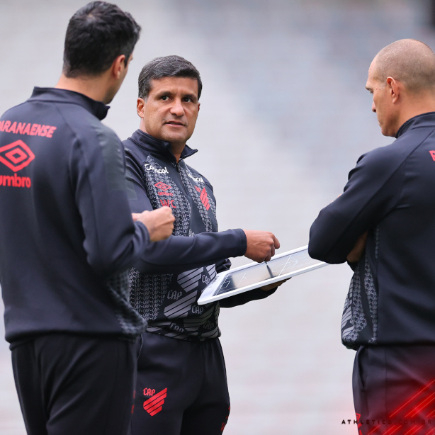 T�cnico interino Wesley Carvalho na prepara��o para o confronto contra o Corinthians