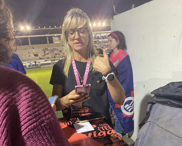 Diretora do Corinthians auxilia entrada de torcedores na Fazendinha ap�s problemas de acesso