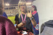 Diretora do Corinthians auxilia entrada de torcedores na Fazendinha ap�s problemas de acesso; veja