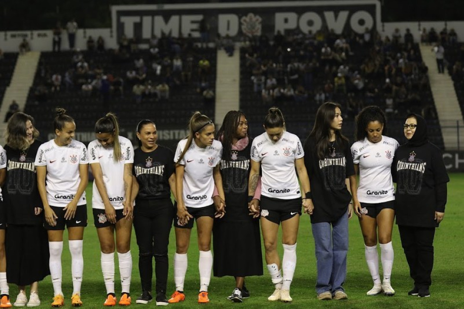O Corinthians fez uma ao com refugiadas no jogo de volta das quartas de final do Brasileiro Feminino