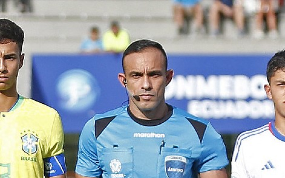 ngel Arteaga  o rbitro da partida entre Corinthians e Liverpool, do Uruguai