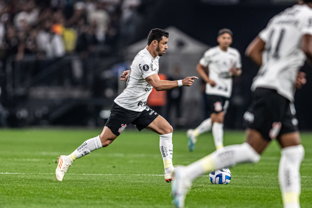 Giuliano em ação na partida contra o Liverpool