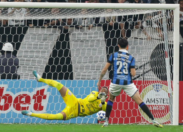 Zagueiro e goleiro são os melhores do Corinthians em triunfo no