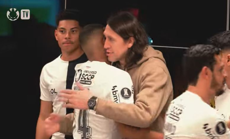 Cssio aparece dando apoio a jogadores do Corinthians antes da vitria sobre o Liverpool