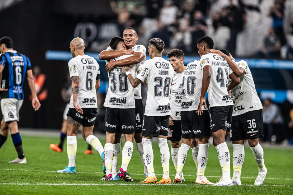 O Corinthians confirmou vaga nos playoffs da Sul-Americana com vitria na Libertadores