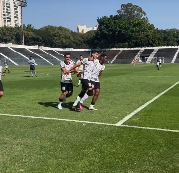Beto comemorando gol contra o XV de Piracicaba pelo Paulisto Sub-17