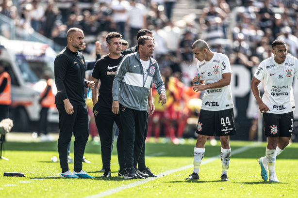 Luxemburgo escala o garoto Wesley de titular no Corinthians x São Paulo