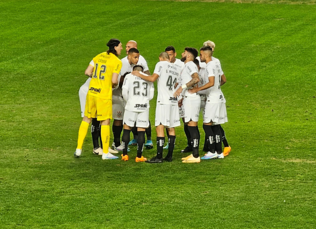 Elenco antes da bola rolar no Independência