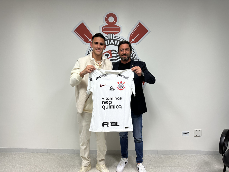 O meia Maias Rojas  oficialmente jogador do Corinthians