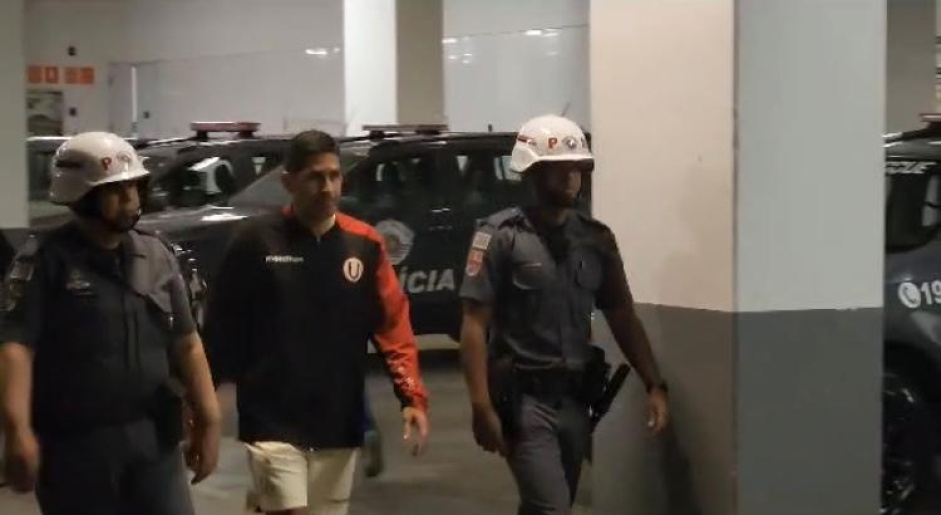 Preparador do Universitario  detido acusado de racismo aps vitria do Corinthians