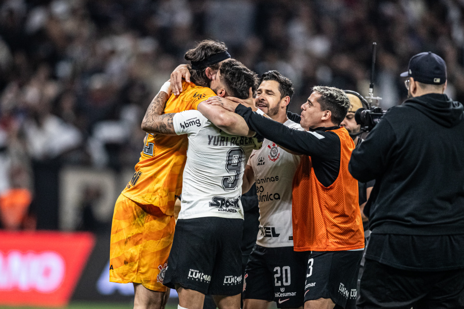 Elenco do Corinthians comemora classificao para a semifinal da Copa do Brasil