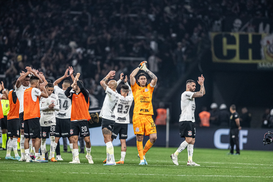 Jogadores do Corinthians aplaudindo a torcida aps a partida