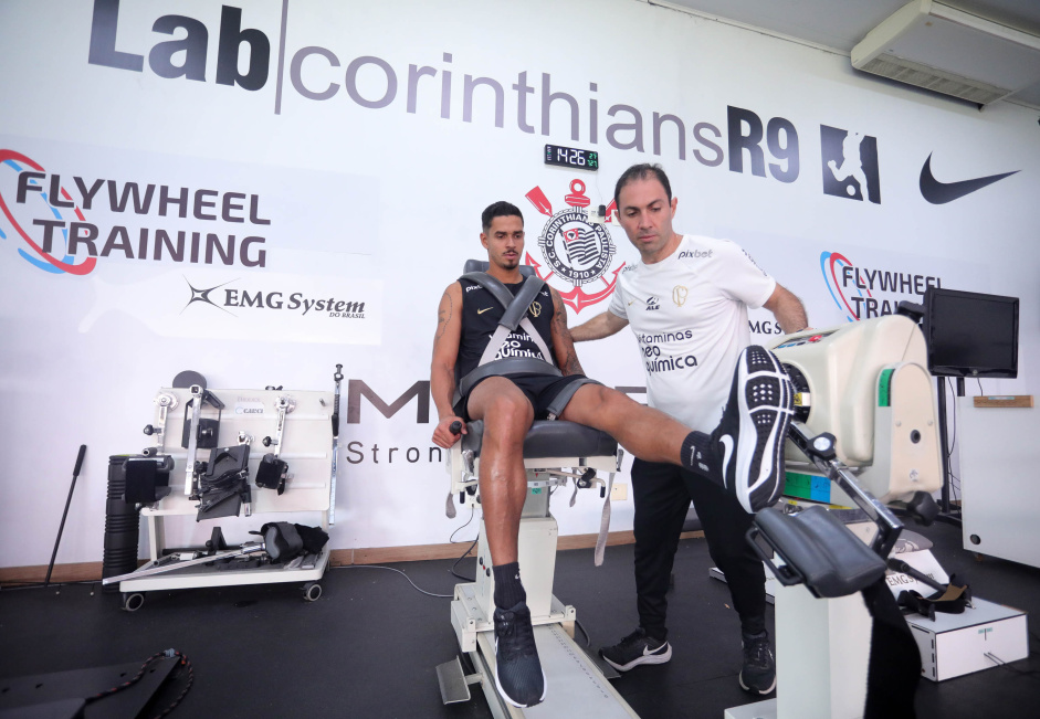 Lucas Verssimo, com fisioterapeuta Bruno Gorgatte, durante exames fsicos no CT Joaquim Grava