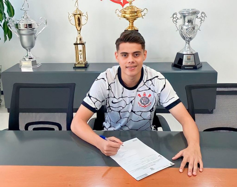 Jhonatan Garcia assinou seu contrato com o Corinthians