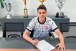 Jhonatan Garcia assinou seu contrato com o Corinthians