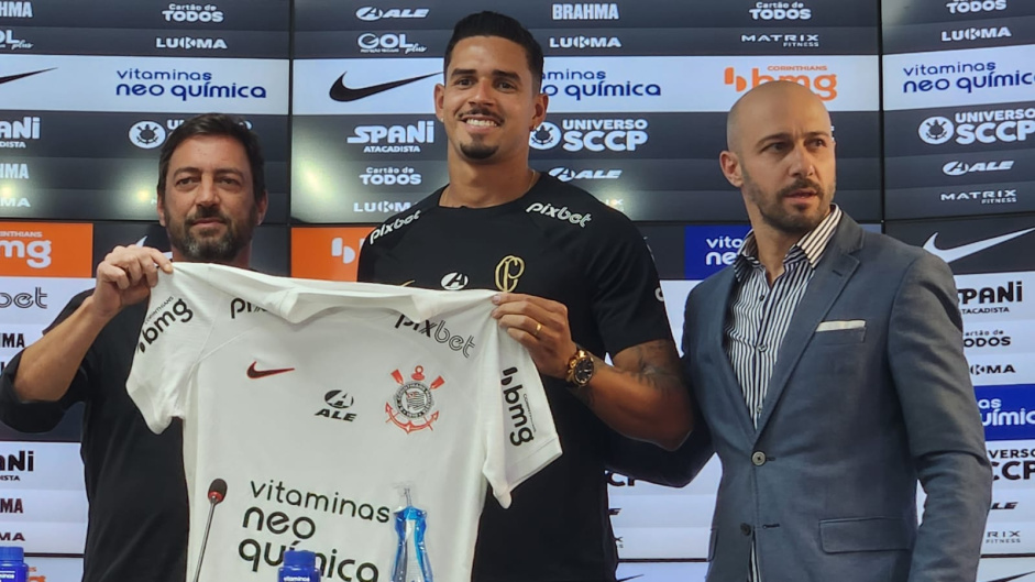 Verssimo foi apresentado oficialmente pelo Corinthians