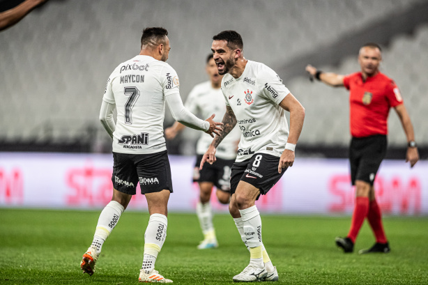 Maycon e Renato Augusto comemorando primeiro gol do Corinthians contra o Vasco, pelo Brasileiro