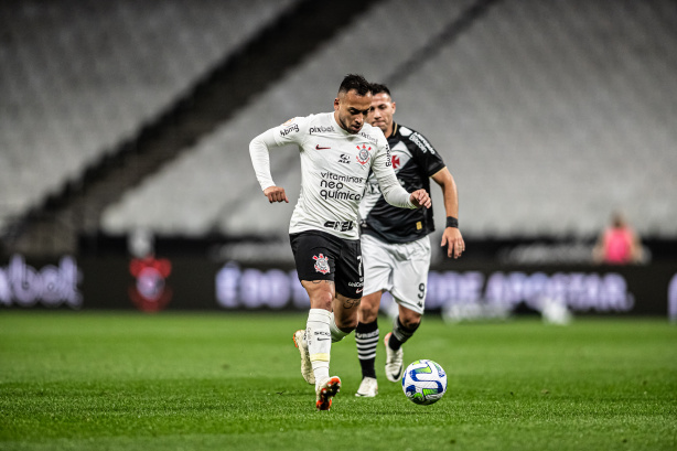 Maycon em a��o durante jogo do Corinthians contra o Vasco, pelo Campeonato Brasileiro