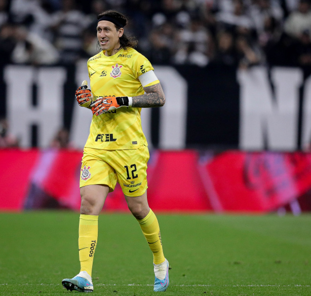 Corinthians atualiza quadro médico de Cássio após pancada no tornozelo