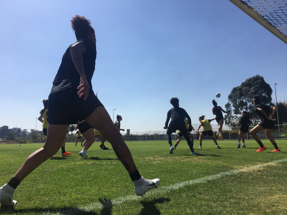 Equipe de futebol feminino do Corinthians faz novo treinamento no CT Joaquim Grava