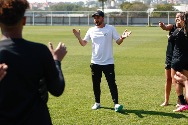 Corinthians conclui semana de preparação com treino coletivo e celebração à Arthur Elias