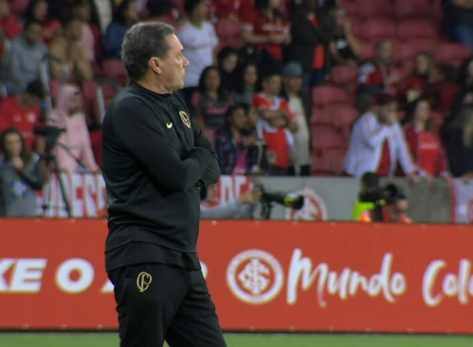 Luxemburgo  beira do gramado durante jogo do Corinthians contra o Internacional