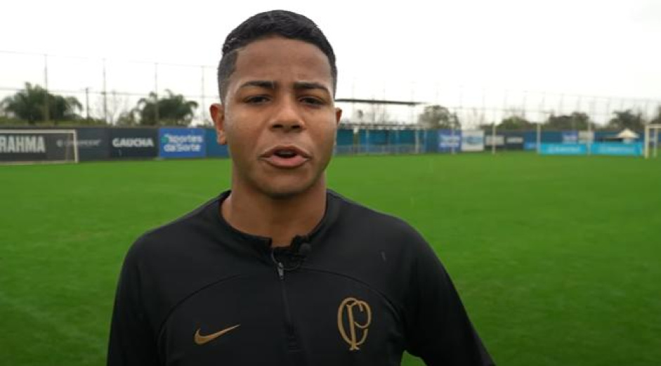 Jovem Wesley pede para Corinthians 'levantar a cabeça' e crê em