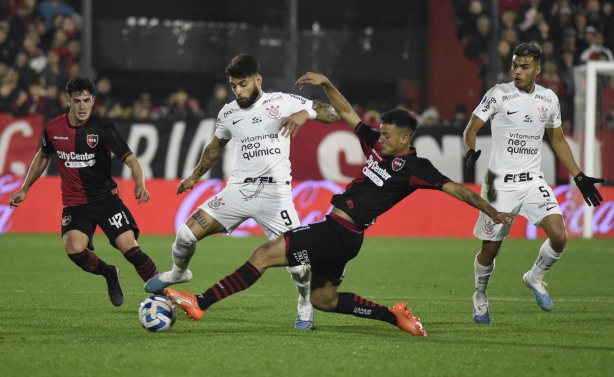 Corinthians empata sem gols com o Newell's e avança para as quartas de final da Sul-Americana