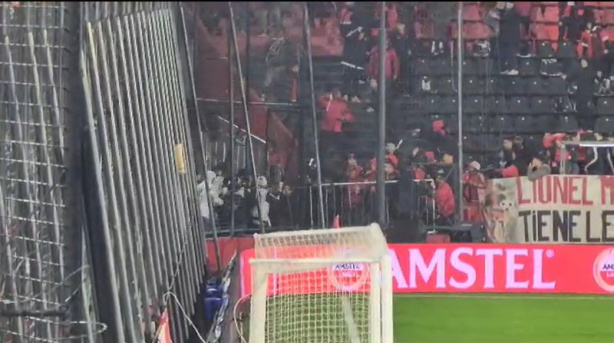 Torcedores de Corinthians e Newell's entraram em conflito nas arquibancadas durante o jogo entre os times