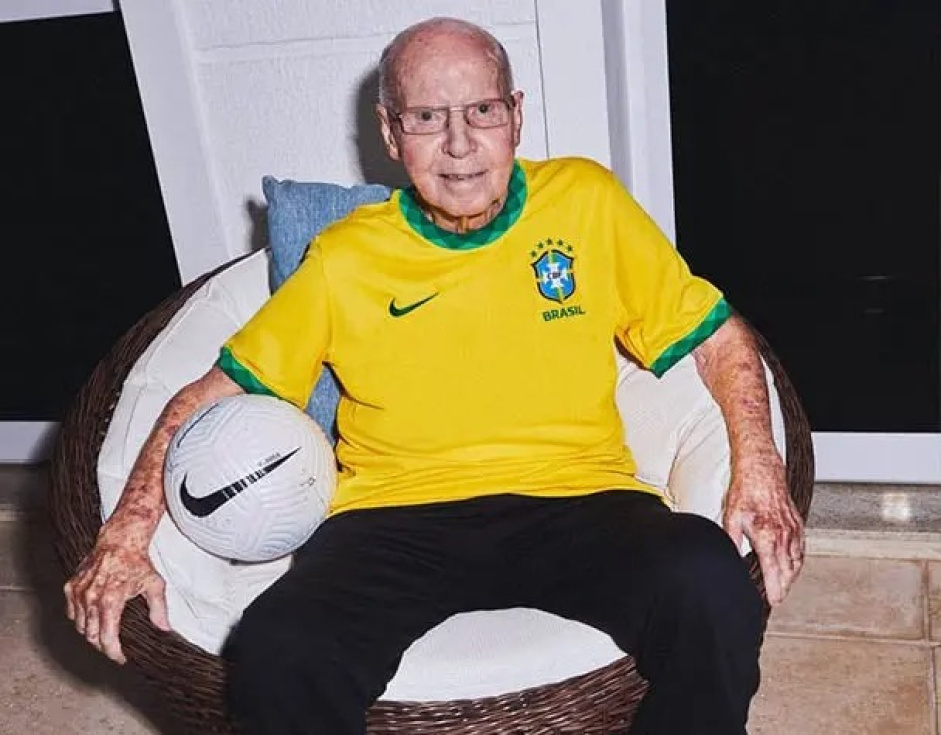 Corinthians parabeniza cone do futebol brasileiro pelo aniversrio de 92 anos