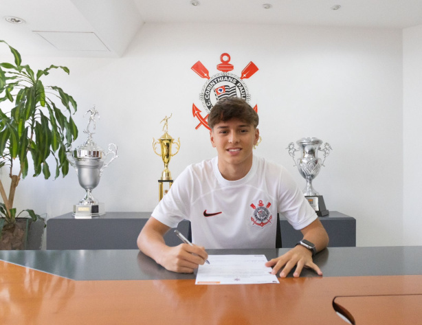 Destaque do sub-17, atacante assina primeiro contrato profissional com o  Corinthians, corinthians