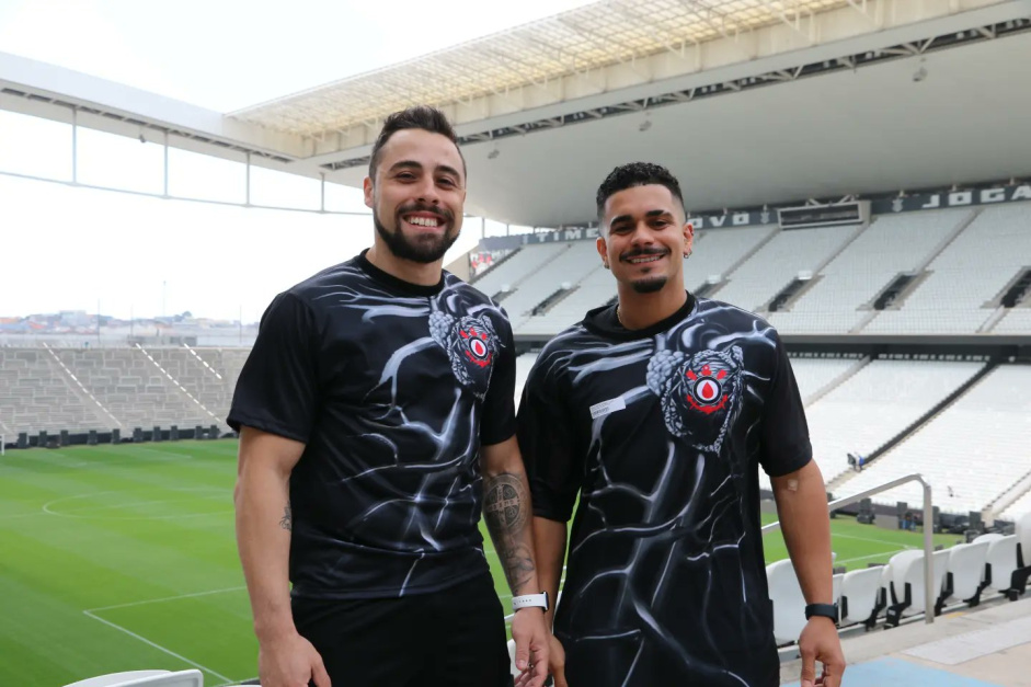 Lucas Oliveira e Sinsio compareceram na Neo Qumica Arena para doarem sangue em campanha do Corinthians