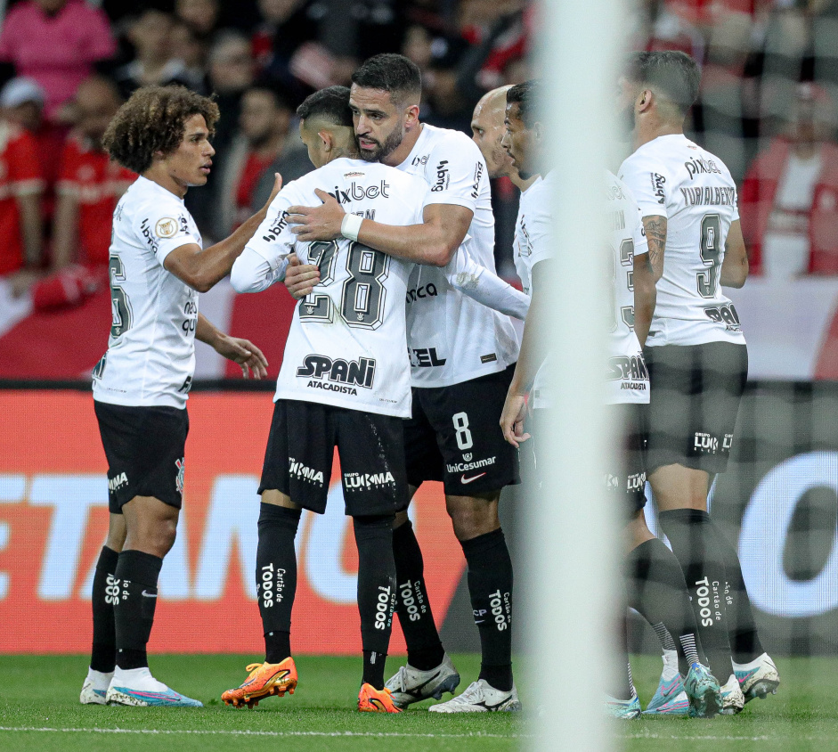 Brasileirão: Corinthians vira contra o Coritiba e segue embalado