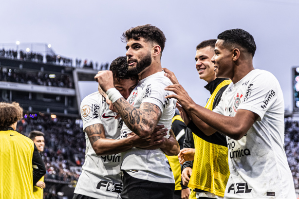 Jogadores do Corinthians comemorando gol contra o Coritiba, pelo Brasileiro