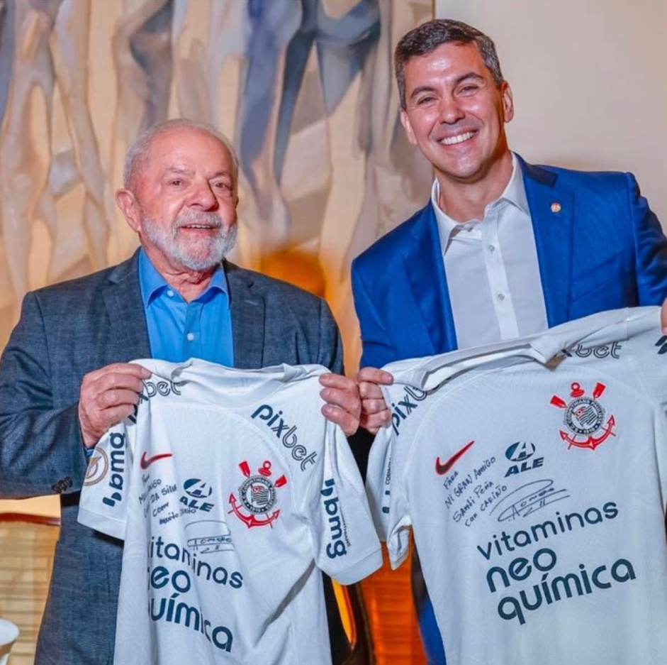 Lula deu uma camisa do Corinthians autografada por Romero ao novo presidente do Paraguai