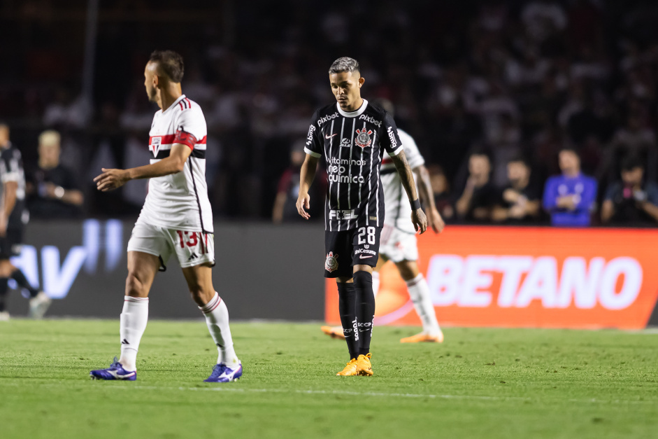 Adson durante jogo do Corinthians contra o So Paulo, pela Copa do Brasil
