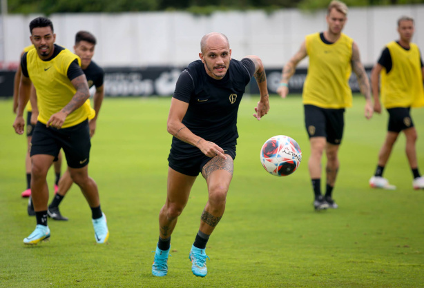 Fábio Santos e Matheus Bidu em treino do Corinthians
