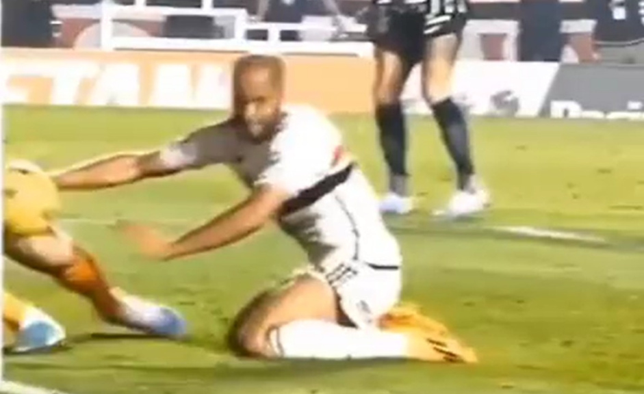 Momento onde Lucas Moura possivelmente teria tocado com a mo em gol do So Paulo sobre o Corinthians