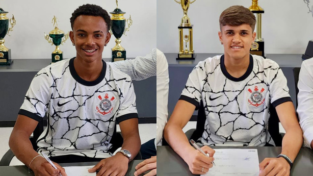 Victor Dourado (esquerda) e Teixeirão (direita) assinando contrato com o Corinthians
