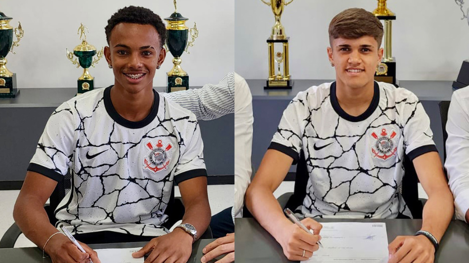 Victor Dourado (esquerda) e Teixeiro (direita) assinando contrato com o Corinthians