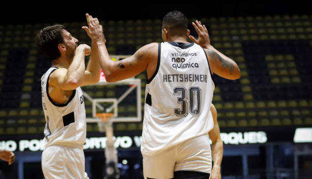 Hettsheimeir e Elinho durante jogo do Corinthians no Paulista de Basquete